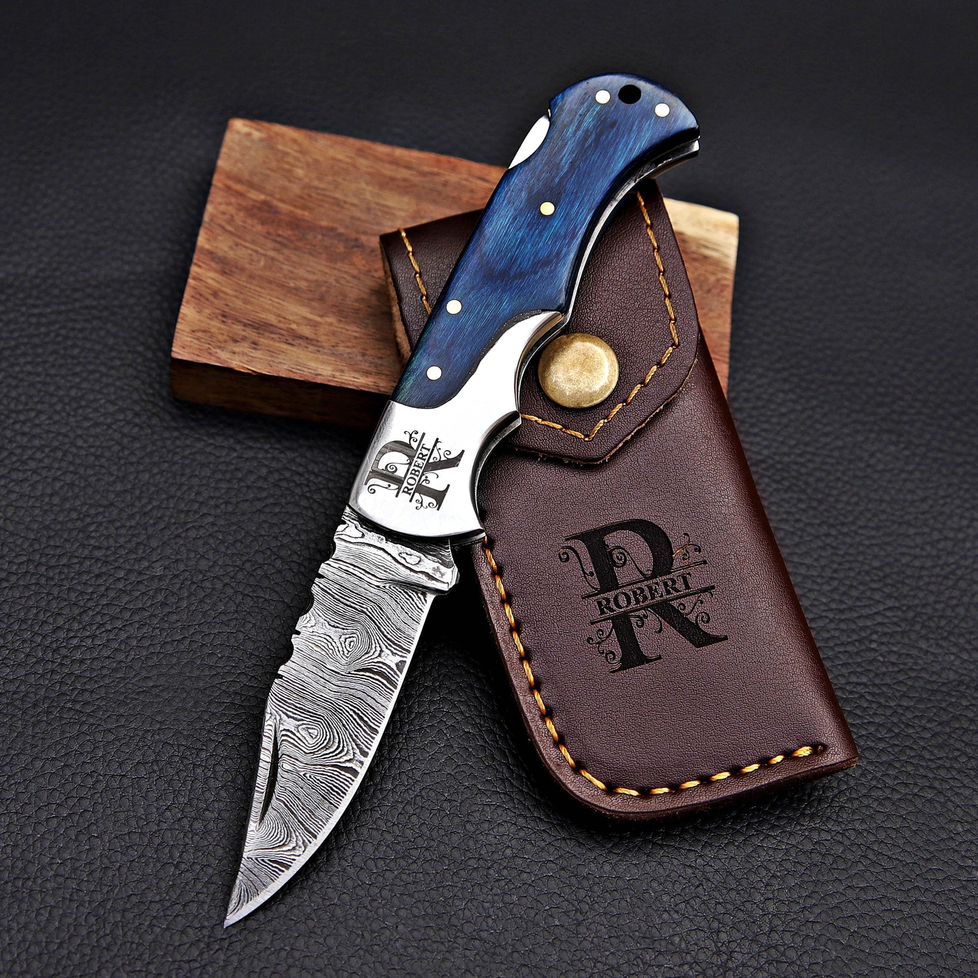 Personalized Damascus Folding Knife – Groomsmen Gift, Custom Pocket Knife with Leather Sheath, Handmade Gift for Him, Hunting Knives for Men