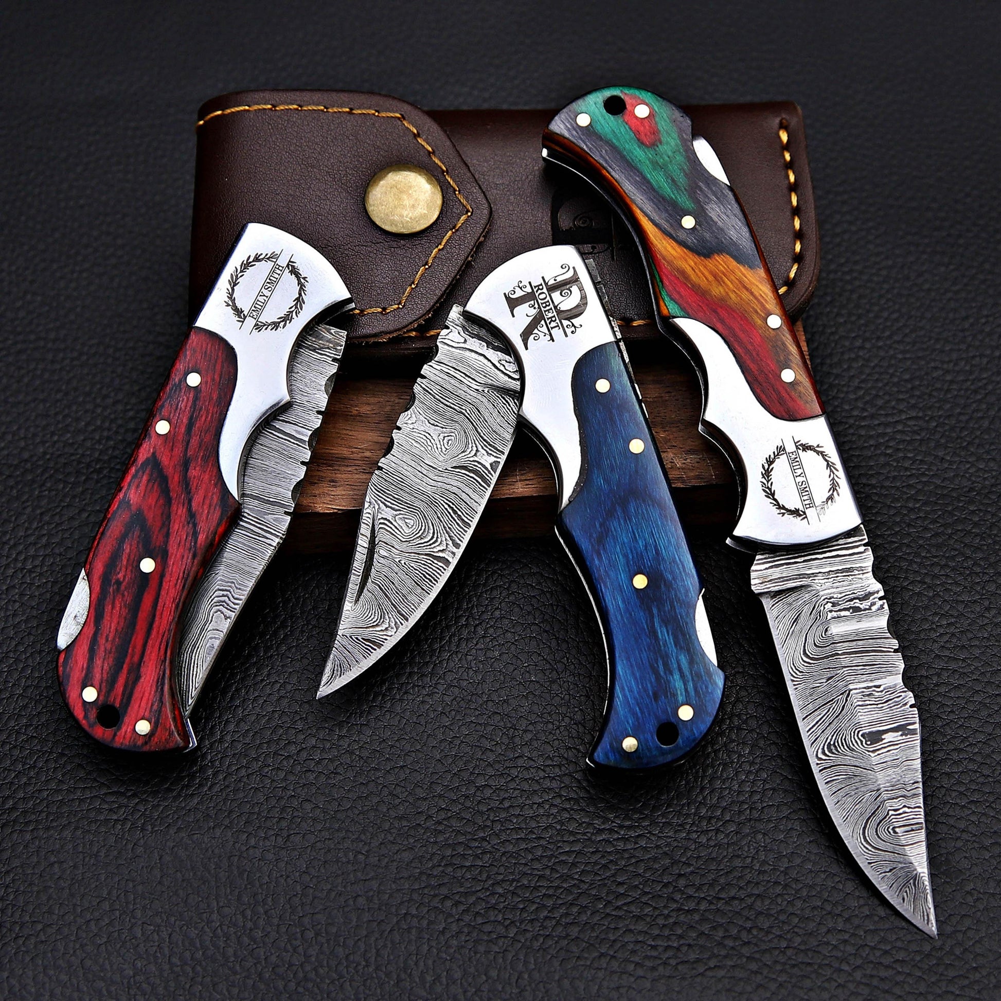 Personalized Damascus Folding Knife – Groomsmen Gift, Custom Pocket Knife with Leather Sheath, Handmade Gift for Him, Hunting Knives for Men