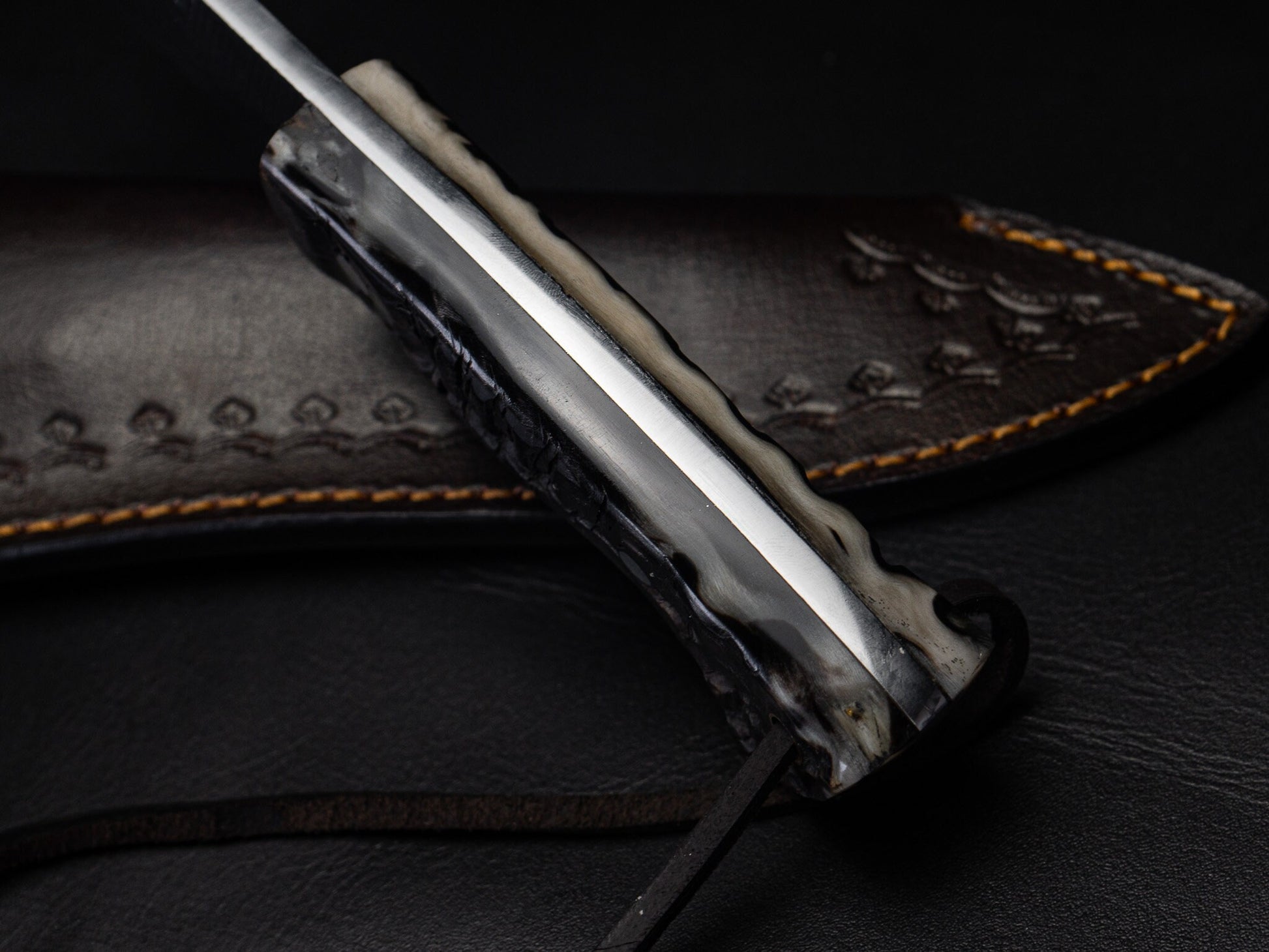 Bowie Knife High Carbon Steel Blade Sheep Horn Handle Full Tang Clip Point Hunting Knife Fixed Blade Leather Sheath Groomsmen Gift for Dad