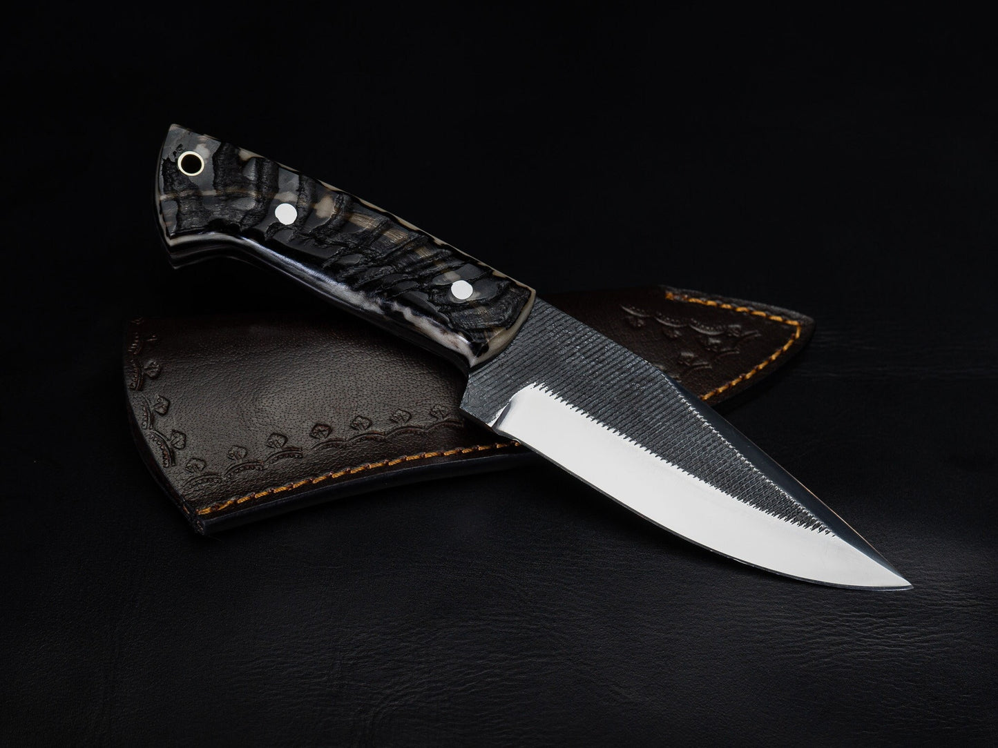 Bowie Knife High Carbon Steel Blade Sheep Horn Handle Full Tang Clip Point Hunting Knife Fixed Blade Leather Sheath Groomsmen Gift for Dad