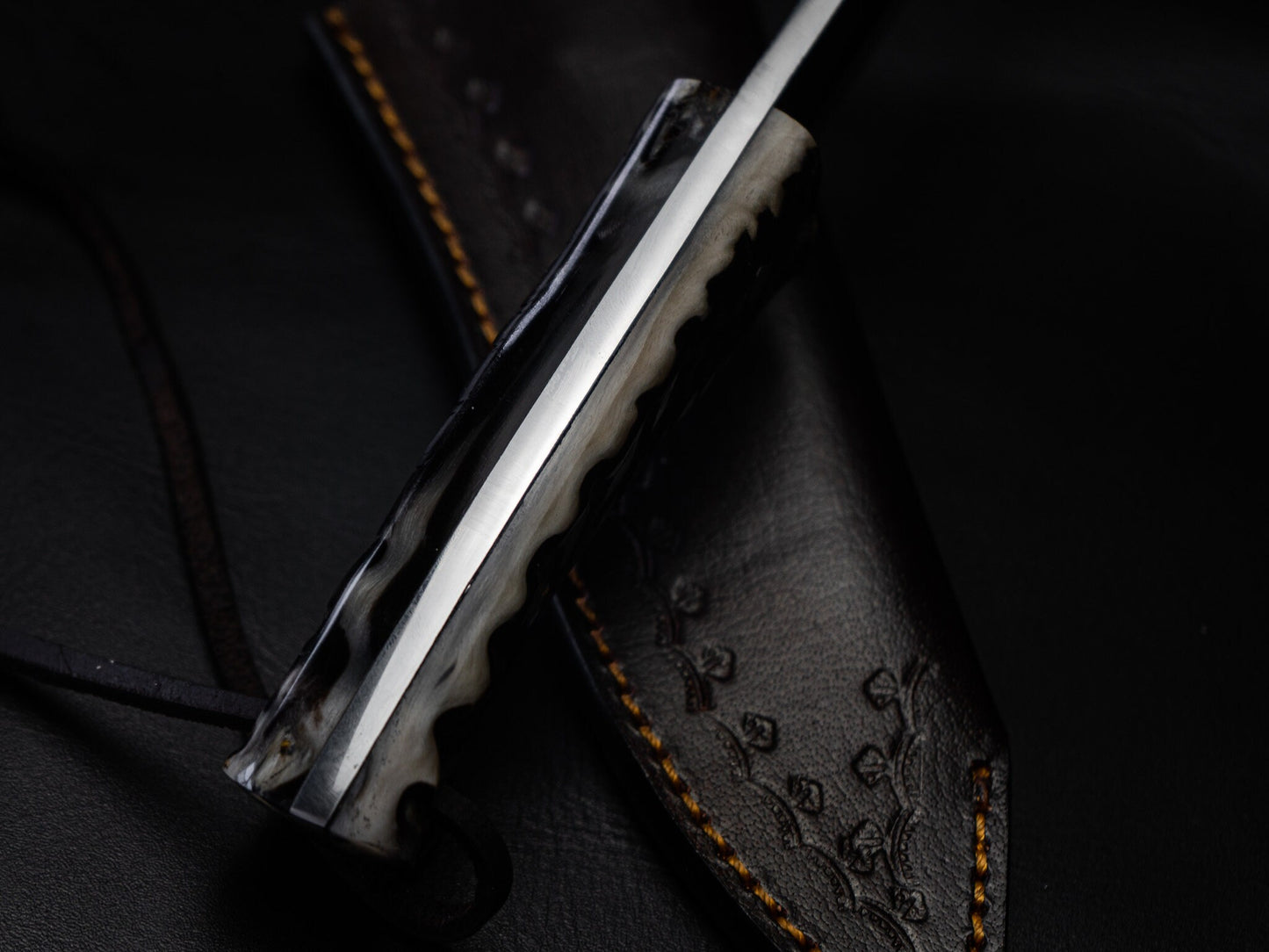 Bowie Knife High Carbon Steel Blade Sheep Horn Handle Full Tang Clip Point Hunting Knife Fixed Blade Leather Sheath Groomsmen Gift for Dad