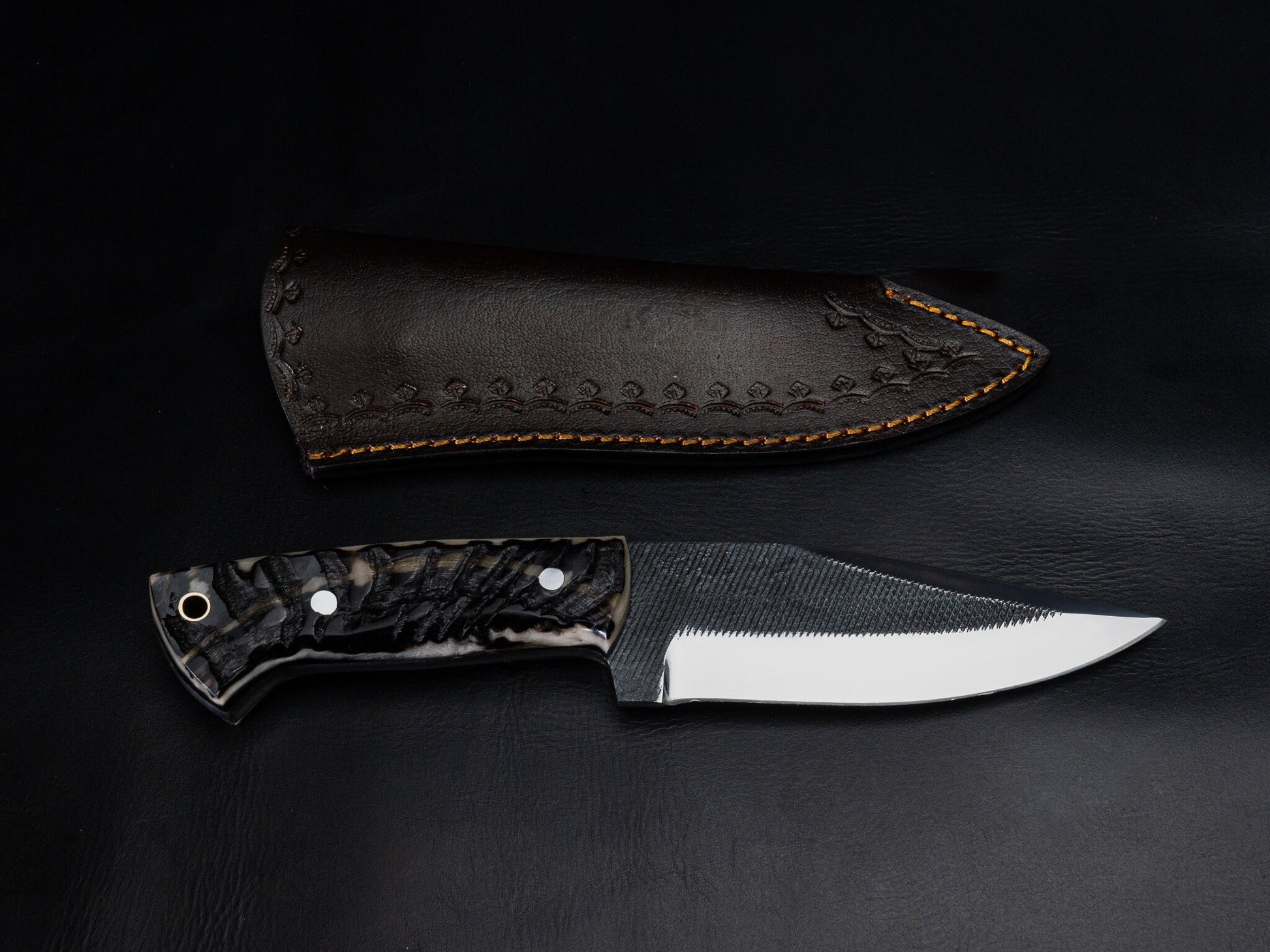 Bowie Knife High Carbon Steel Blade Sheep Horn Handle Full Tang Clip Point Hunting Knife Fixed Blade Leather Sheath Groomsmen Gift for Dad